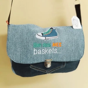 Sac besace jean "bien dans mes baskets"