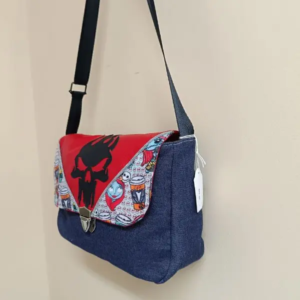 Sac besace upcycling jean version Jack tête de mort (1)