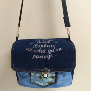 Sac Besace Upcycling en Jean avec broderie sur le rabat – Éthique et Élégance (1)