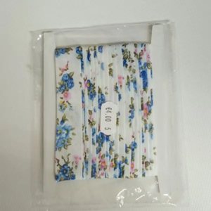 Biais de Couture Fleurs sur Fond Blanc – 5 m