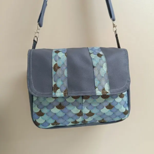 Sac besace en simili-cuir gris chic et élégant avec Rabat – Élégance et Praticité