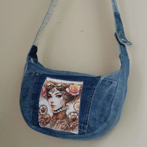 Sac Demi-Lune Luna – Version Dame Steampunk – Jean Recyclé & Pièce Unique