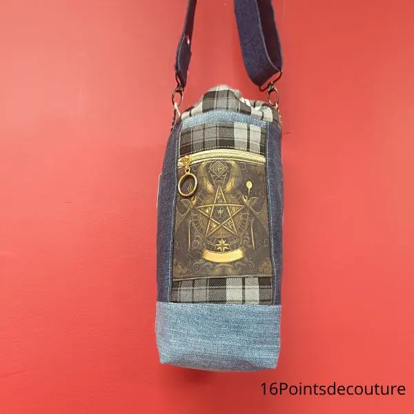 Sac Adèle porte-bouteille en jean recyclé – Motif gothique noir et doré1