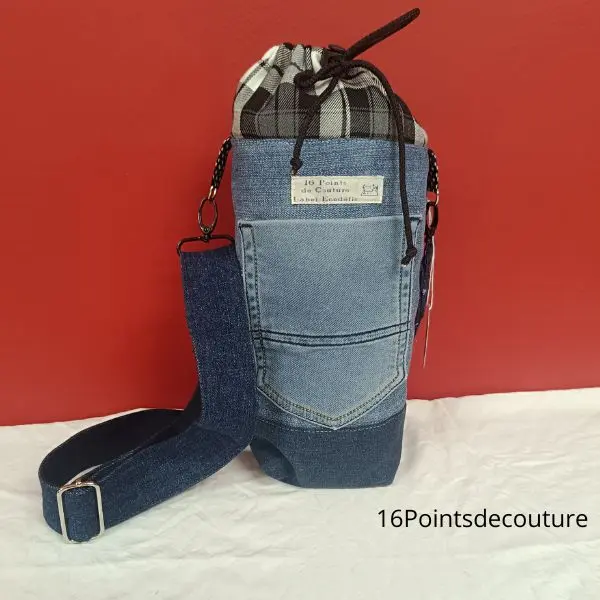 Sac Adèle porte-bouteille en jean recyclé – Motif gothique noir et doré2