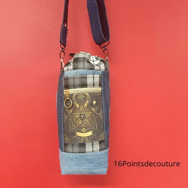 Sac Adèle porte-bouteille en jean recyclé – Motif gothique noir et doré3