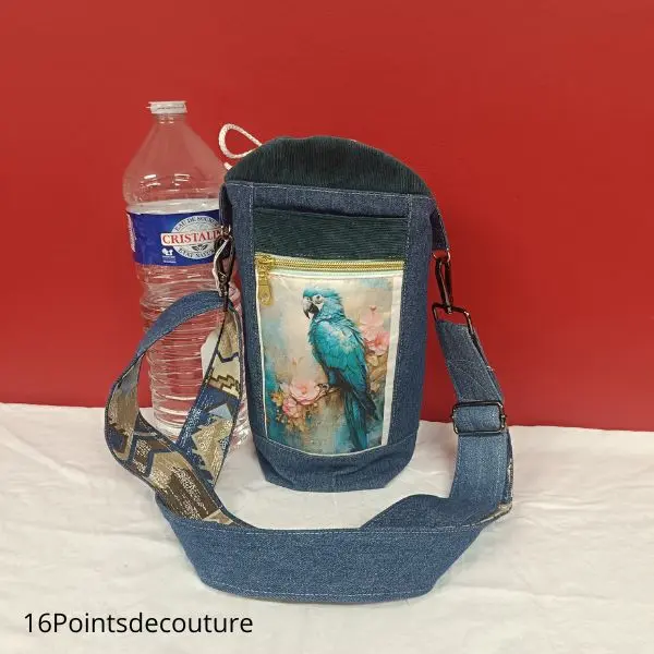 Sac Adèle – Porte-bouteille en jean recyclé Motif perroquet bleu turquoise1