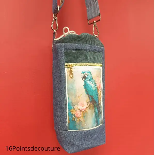 Sac Adèle – Porte-bouteille en jean recyclé Motif perroquet bleu turquoise2