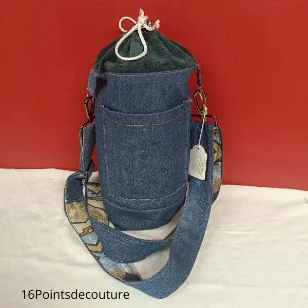Sac Adèle – Porte-bouteille en jean recyclé Motif perroquet bleu turquoise3