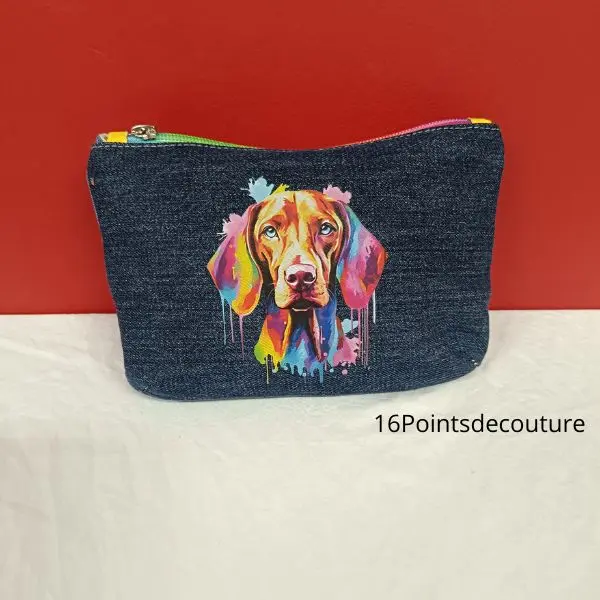 Trousse Julie Chien de chasse stylé en jean recyclé – Création artisanale unique2
