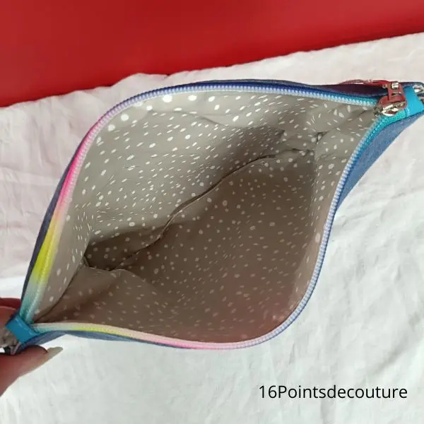 Trousse Julie Chien de chasse stylé en jean recyclé – Création artisanale unique3