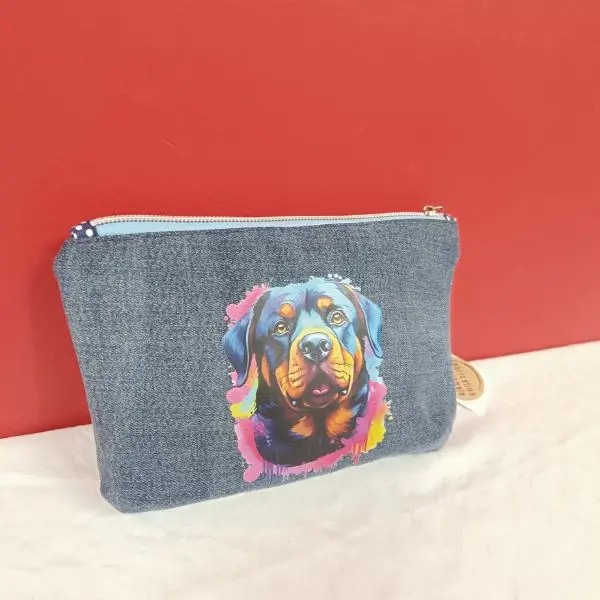 Trousse Julie Rottweiler en jean recyclé – Création artisanale unique1