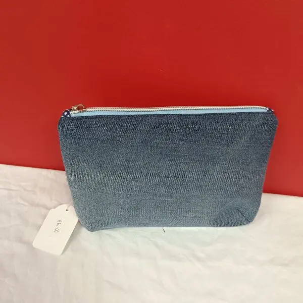Trousse Julie Rottweiler en jean recyclé – Création artisanale unique2