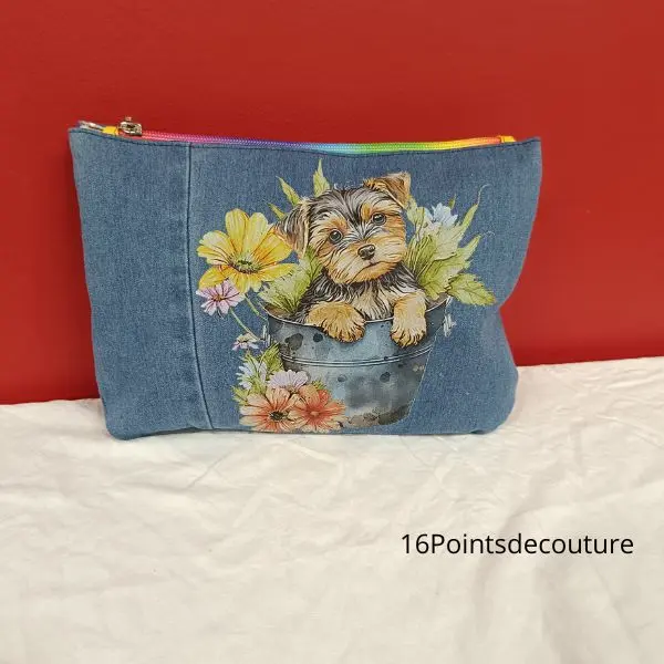 Trousse Julie XL Yorkshire en jean recyclé – Motif chien et fleurs3
