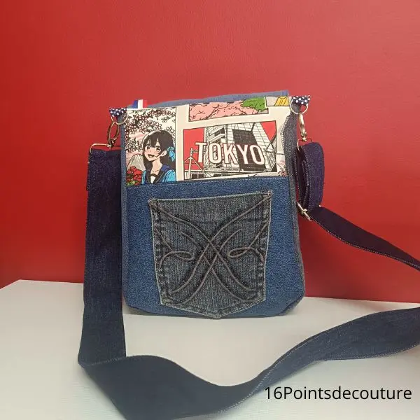 sacoche jean recyclé, sacoche manga, sacoche japonaise, sacoche artisanale, sacoche femme, sacoche homme, jean seconde main, sacoche upcycling, accessoire éco-responsable, tissu manga, sacoche Tok (1)