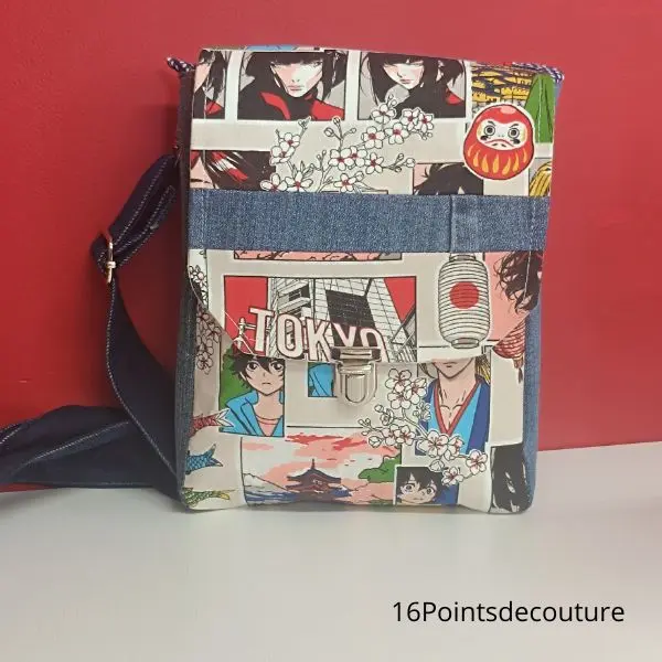 sacoche jean recyclé, sacoche manga, sacoche japonaise, sacoche artisanale, sacoche femme, sacoche homme, jean seconde main, sacoche upcycling, accessoire éco-responsable, tissu manga, sacoche Tok (2)