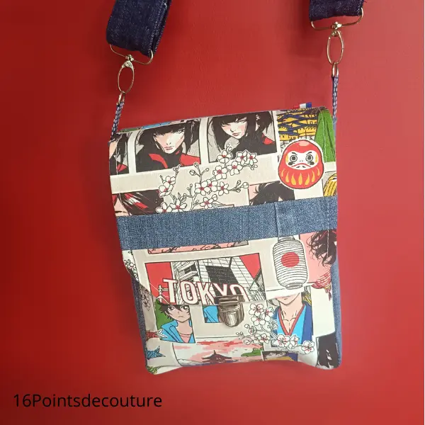sacoche jean recyclé, sacoche manga, sacoche japonaise, sacoche artisanale, sacoche femme, sacoche homme, jean seconde main, sacoche upcycling, accessoire éco-responsable, tissu manga, sacoche Tok
